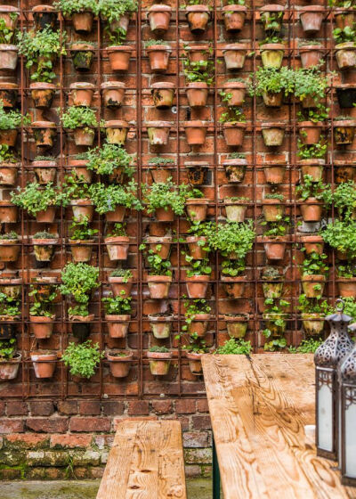 love this terracotta garden wall &lt;3