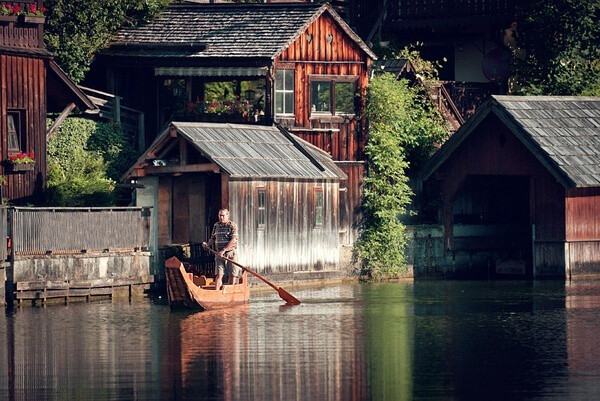 世界上最美的“木头镇”。奥地利的哈尔施塔特（Hallstatt）被称作“世界上最美的小镇”，处在阿尔卑斯山和哈尔施塔特湖之间美丽安谧的峡谷中，直到一个世纪前，人们只能通过划船或者驮畜到达这里。其实，哈尔施塔特的居民更喜欢把自己的家乡称作“木头镇”。——