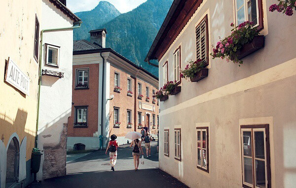 世界上最美的“木头镇”。奥地利的哈尔施塔特（Hallstatt）被称作“世界上最美的小镇”，处在阿尔卑斯山和哈尔施塔特湖之间美丽安谧的峡谷中，直到一个世纪前，人们只能通过划船或者驮畜到达这里。其实，哈尔施塔特的居民更喜欢把自己的家乡称作“木头镇”。——