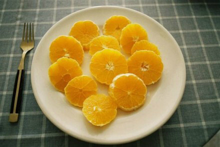 【经期水果怎么吃】月经期间经常食用水果,可以防治发生便秘,避免盆腔充血。适宜:水果有苹果、草莓、橘子、桃子、樱桃、枣、荔枝、龙眼、菠萝、石榴、葡萄,不要一次吃太多。避免食用:梨、香蕉、柿子、芒果、西瓜、猕猴桃等。其他饮食宜忌 :忌生冷,宜温热。忌酸辣,宜清淡。荤素搭配,防止缺铁。