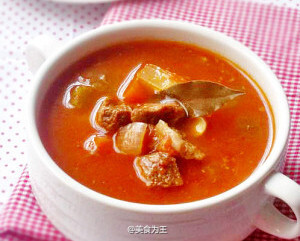 【懒人罗宋汤】1、洋葱一颗、红萝卜半根、美国芹一根、高丽菜四分之一颗切片，以奶油炒至变色；2、烧牛肉罐头一罐，下锅，加水六碗；3、煮至滚，加蕃茄糊一颗（或蕃茄酱三分之一瓶）、酌量以醋和糖调味；4、加盖以小…