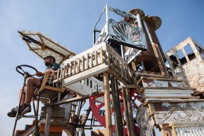 美国街头艺术家Swoon发起的一个项目，用废弃品建造了几艘木筏，召集朋友，沿着河流展开了一场奇幻漂流，去追寻乌托邦式的生活。此前已经历4次历险，最近一次，他们乘木筏从欧洲斯洛文尼亚到意大利威尼斯参加双年展。…