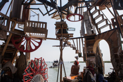 美国街头艺术家Swoon发起的一个项目，用废弃品建造了几艘木筏，召集朋友，沿着河流展开了一场奇幻漂流，去追寻乌托邦式的生活。此前已经历4次历险，最近一次，他们乘木筏从欧洲斯洛文尼亚到意大利威尼斯参加双年展。…