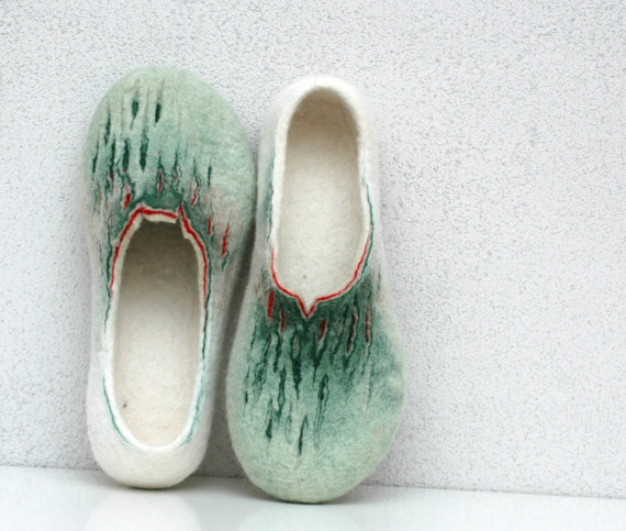 Felted slippers. Painting of Spring. Green, white red colors. For women.羊毛毡