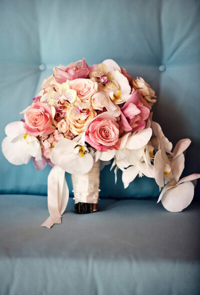 粉红色的新娘手捧花