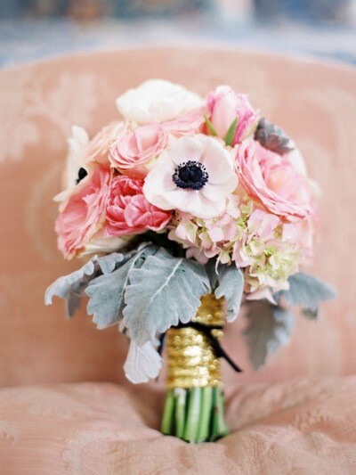 粉红色的新娘手捧花