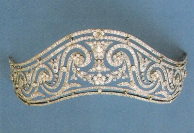 This diadem, made by Lavabre for Cartier Paris as a special order, 1911. Diamonds in open-back millegrain platinum setting.