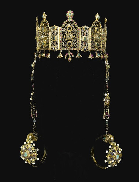 A GEM-SET GOLD HEAD-DRESS WITH A PAIR OF CEREMONIAL EARRINGS (KHROS), MOROCCO, 18TH CENTURY