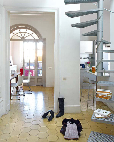 厨房和餐厅指尖，是清新高雅的复式楼梯。