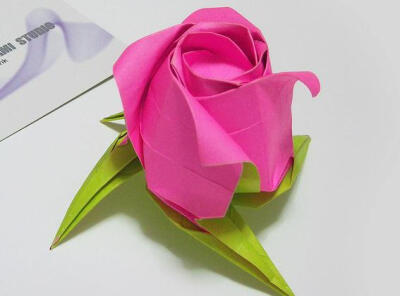 简氏玫瑰花也是一个构型独特的折纸玫瑰花，整体的感觉是比较素雅的，折叠起来的效果也不错。点击右侧“查看来源”或者复制 www.zhidiy.com/zhimeigui/6023.html 到浏览器中就可以学习折纸玫瑰花的折法了。