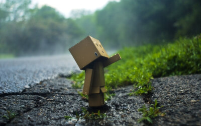 Danbo 介绍： 纸箱人阿愣属于治愈系玩具，阿愣出自日本治愈系漫画《四叶草》，它是由纸箱制作，并眼睛可以放光的，更可笑的是，他的能源竟然是硬币，可以当储钱罐。纸箱人阿愣的各个关节灵活自由，有圆圆的眼睛和三…