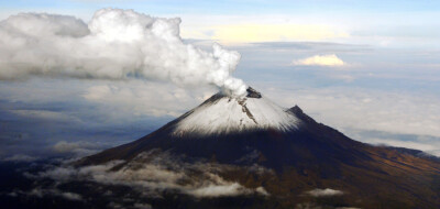 9月6日，墨西哥普埃布拉，波波卡特佩特火山喷出火山灰和蒸气。世界著名活火山波波卡特佩特火山近日活动频繁，在过去的24小时中有37次小规模喷发。