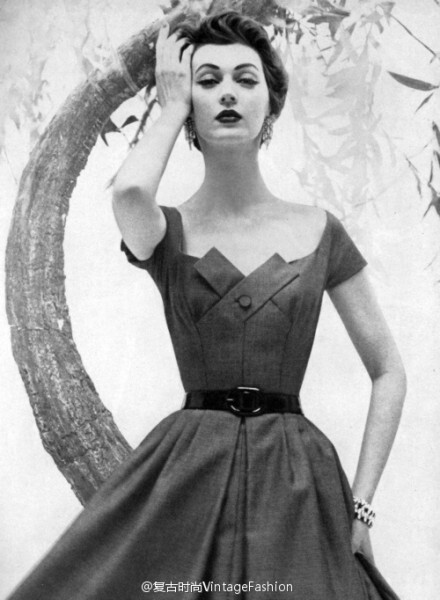 上世纪50年代的超模#Dovima#，曾客串#奥黛丽·赫本#的电影#Funny Face#，并与赫本私下成为好友。著名摄影师Richard Avedon盛赞她是“这个时代最风华绝代、最前所未有过的贵族气质美人”。