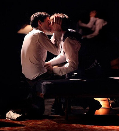 Ben Whishaw和Hugh Dancy在外百老匯舞台劇"Pride"的吻戲，2010