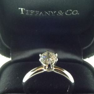 代购TIFFANY SETTING正品订婚钻戒 钻石重量50分 G色 VS2净度 戒指材料为PT950铂金 TIFFANY公司提供购物小票、钻石证书、价值评估报告、终生保养信