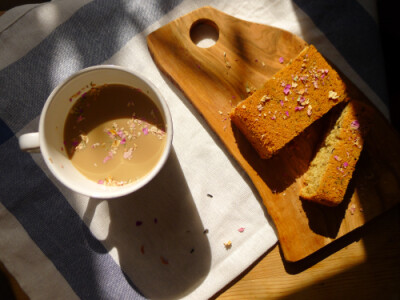 蔷薇红茶蛋糕＋现煮的caffè latte。