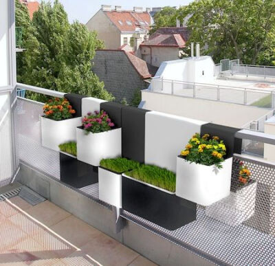 绿色植物堆叠的阳台设计