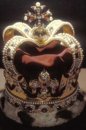 圣爱德华王冠是英国王室的王冠之一