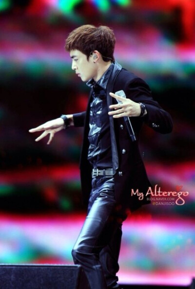 【PIC】130913 #Nichkhun# Lotte Family Festival 现场饭拍预览图1P cr：@alterego_k #Nichkhun 宁静致远 微笑面对# （帅Cry了）