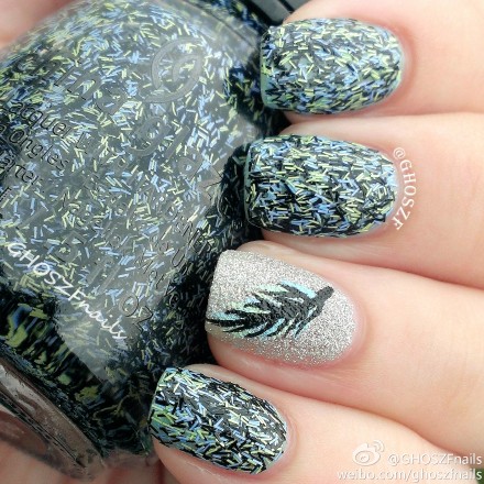 China Glaze - Flock Together 用 Nubar - Blue Raspberry 打了底。无名指依旧 China Glaze - Glistening Snow 用甲油的三个色画了小羽毛，看得出吗= =这次没有上亮油也蛮好看哒