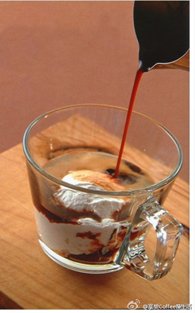 【意式冰激凌咖啡Espresso Con Gellato】极热与极冷的强烈对比~材料:浓缩咖啡1盎司、香草冰激凌球1个 制作:1.用7克意式咖啡粉萃取出1盎司浓缩咖啡，隔冰块冷却待用2.用挖球器挖取香草冰激凌球，放在玻璃杯中，再将煮…