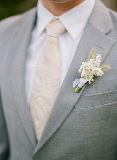 用明亮的白色、黄色和绿色花艺装饰的清新户外婚礼