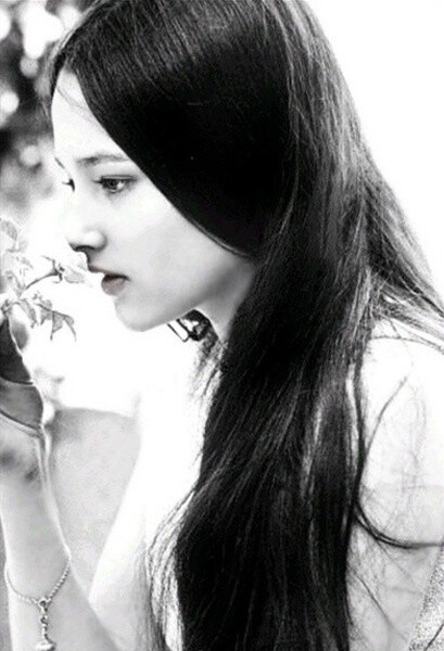 Olivia Hussey（奥利维亚·赫西），1951年4月17日出生于阿根廷首都布宜诺斯艾利斯，好莱坞的传奇明星。因兼备东方和西方之美，堪称明星中的明星。因在1968年的影片《罗密欧与朱丽叶》中饰演朱丽叶而成名，当时年仅十七岁。