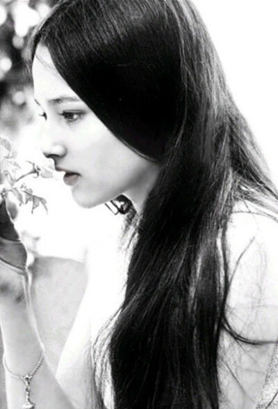 Olivia Hussey（奥利维亚·赫西），1951年4月17日出生于阿根廷首都布宜诺斯艾利斯，好莱坞的传奇明星。因兼备东方和西方之美，堪称明星中的明星。因在1968年的影片《罗密欧与朱丽叶》中饰演朱丽叶而成名，当时年仅十…