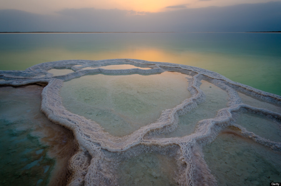 令人窒息的美景-约旦和巴勒斯坦交界，死海 死海海拔-400米，是地球上海拔最低的水域，是连通约旦、巴勒斯坦和以色列三国的高盐度水域。死海因盐水密度高，人们可以轻易地漂浮在水面上，吸引着不少游客前来体验死海的奥秘。