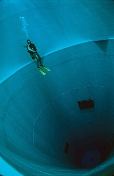 尼莫33——世界上最深的游泳池，深达33米，适合于潜水爱好者，特别是想尝试深度潜水，却没有真正潜入海洋与各类鲨鱼共舞的胆量的潜水爱好者。他们可以在33米深的水下漫游，体验潜水极限乐趣。
