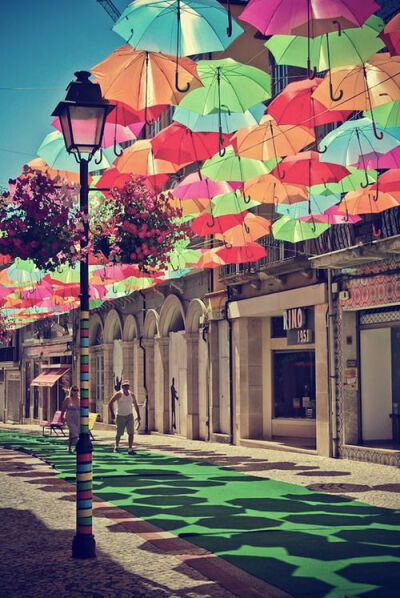 伞街——葡萄牙小镇的靓丽风景。