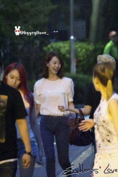 130803 音乐银行下班 #崔雪莉# #Sulli# 当时为了拍这几张不容易啊！等啊等啊等这么久但也很值 美美的酥梨@崔雪莉中国个人站SULLIWORLD @崔雪莉吧_ChoiSulliBar ※ →_→ 雪舞 @崔雪莉sulli雪舞倾城