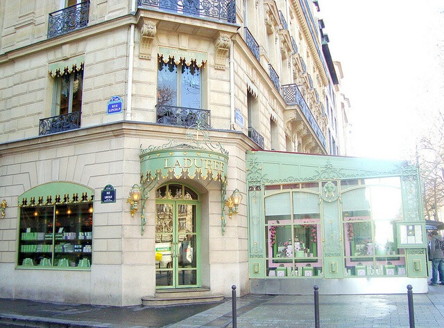 法国著名奢侈蛋糕店Laduree——拉朵蕾。