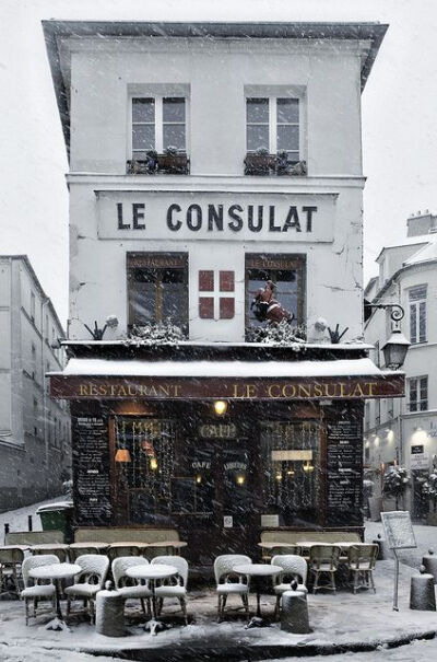 雪季巴黎，在咖啡馆里度过是件美妙的事。