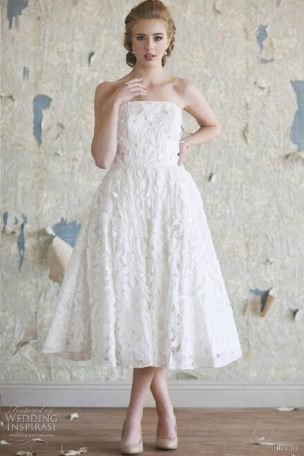 Ruche Bridal 婚纱礼服系列。精致的花卉贴花和闪闪发光的珠口音复古风格缎袍，巧夺天工的刺绣，柔和的色调，清晰的打褶。