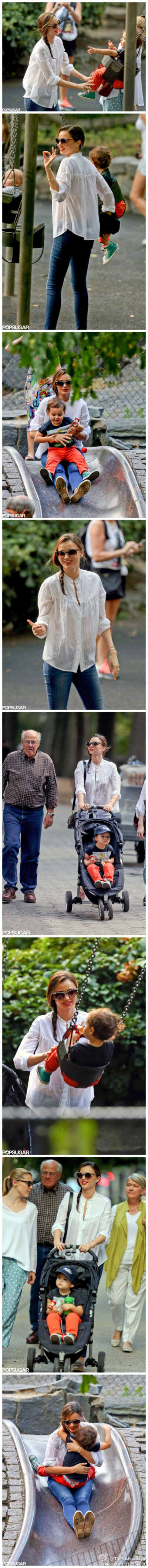 #模特街拍#—— #Miranda Kerr# and #Flynn Bloom# confirmed their status as the sweetest mother-son duo on the East Coast 。 2013.09.13 HQ（#高清组图#）#超有爱的母子档#