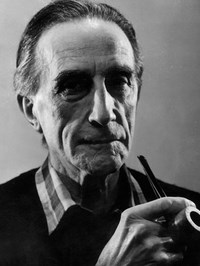 Marcel Duchamp（1887－1968）二十世纪实验艺术的先验，被誉为“现代艺术的守护神”。是一位法国艺术家，1955年成为美国公民，在绘画、雕塑、电影领域内都有建树，达达主义及超现实主义的代表人物之一德库宁说的：“…