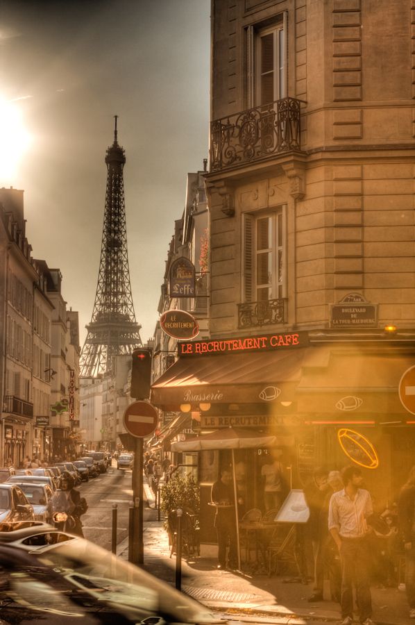 夏日的巴黎，光线缓懒地浮动。