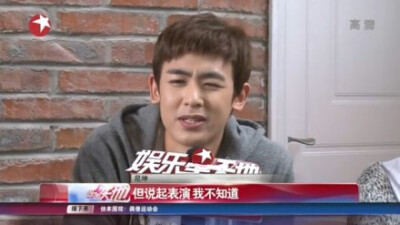 【KS 截图】130924 #Nichkhun# 东方卫视《娱乐星天地》--专访Nichkhun 截图：笑笑#Nichkhun 宁静致远 微笑面对#~中文越来越好了哦~