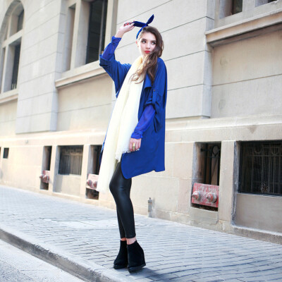 专为着装风格大气简约的MM们设计的风衣~整体设计简洁~剪裁宽松利落~没有繁复的流行装饰~没有夸张的时尚元素~只在风衣的左右前挂面融入延伸剪裁~在垂坠质感饱满的雪纺梭织面料经营下展现立体悬垂效果~自然增添层次感~…