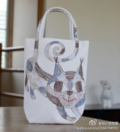 来自日本设计师中川的创意手绘环保袋。她住在一个高山和大海包围的小镇，在阳光充足的南窗，和心爱的白色小缝纫机一起织梦