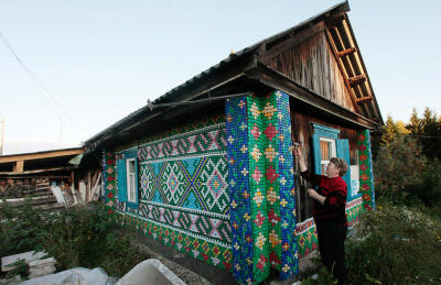 在俄罗斯一个偏远的村庄kamarchaga，在西伯利亚针叶林里，俄罗斯退休老人olga kostina 用30,000 个彩色塑料盖装饰她的家，鲜艳漂亮的图案成了当地有名的地标。经过很多年，在这偏远的村庄和偏远的森林，kostina 收集…