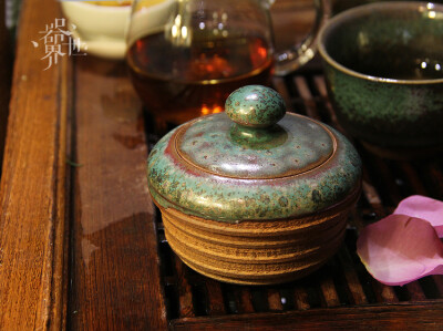 【器世界】#钧瓷茶具#中国工艺美术大师靳林琳作品 手工钧瓷茶罐 醒茶罐 收藏品- --钧窑瓷器历来被人们称之为“国之瑰宝”，在宋代五大名窑中以“釉具五色，艳丽绝伦”而独树一帜。由器开始，从器入茶，再从茶领悟生…