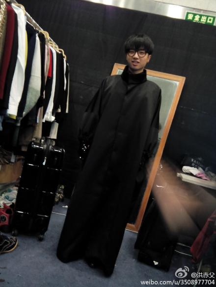 这是今晚直播华晨宇要穿的衣服哦！吊爆啦！可以发光的叻！还有那件外套，真的好霸气哦！今晚花花要唱“一闪一闪亮晶晶”！呵呵！小星星！与师姐尚雯婕共同演唱“火星语”……敬请期待吧！