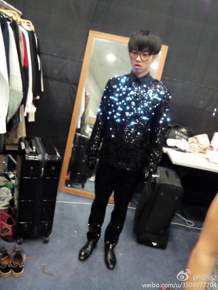 这是今晚直播华晨宇要穿的衣服哦！吊爆啦！可以发光的叻！还有那件外套，真的好霸气哦！今晚花花要唱“一闪一闪亮晶晶”！呵呵！小星星！与师姐尚雯婕共同演唱“火星语”……敬请期待吧！