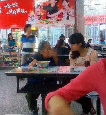 【爱心女孩，你的微笑最美】4月23日下午，一位女孩带着一位捡垃圾的老奶奶走进广西大学碧湖苑食堂，打了满满一碗饭菜给老奶奶吃，期间，还有说有笑地跟老奶奶聊天。女孩说，一个热情的微笑，就能让拾荒老人感觉到温暖。爱心好女孩，你的微笑，美过阳光