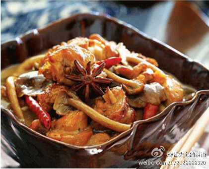 【小鸡炖蘑菇】1、蘑菇处理干净沥干待用，小鸡剁成块2、锅中油热后，放入姜片、桂皮、干辣椒、八角炒出香味，放入鸡块翻炒3、调入酱油、老抽、料酒翻炒鸡块，让其均匀上色4、加入适量清水，没过鸡块炖十分钟左右倒入蘑菇5、转至砂锅、中小火慢炖40分钟即成。