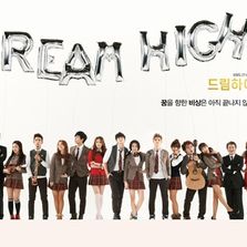 《Dream High》是裴勇俊持最大股份的keyeast公司，和朴振英所属经纪公司JYP娱乐与韩国最大的电影制作公司CJ集团（韩国著名的Mnet公司是该集团旗下的直属公司）共同制作的第一部韩国电视剧。讲述充满了动力和才能的艺…