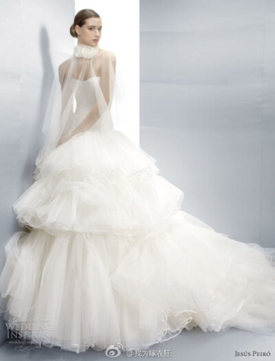Jesús Peiró 2013系列婚纱，灵感启发自传统礼服，干净不透明的白，无肩带简洁设计搭配几何形领口，腰部A字直线裁剪，轻盈优雅得像一首动人的华尔兹。