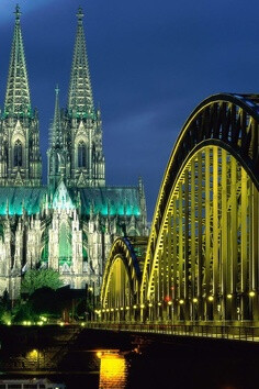 Cologne Cathedral and Hohenzollern Bridge, Cologne - Germany科隆大教堂和霍亨索伦桥，科隆 - 德国